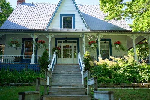 Auberge sous les Arbres,Lieu,Été,Saison,Hébergement,MRC Côte-de-Gaspé,Région,Gaspé,Hôtel,Jour,Temps